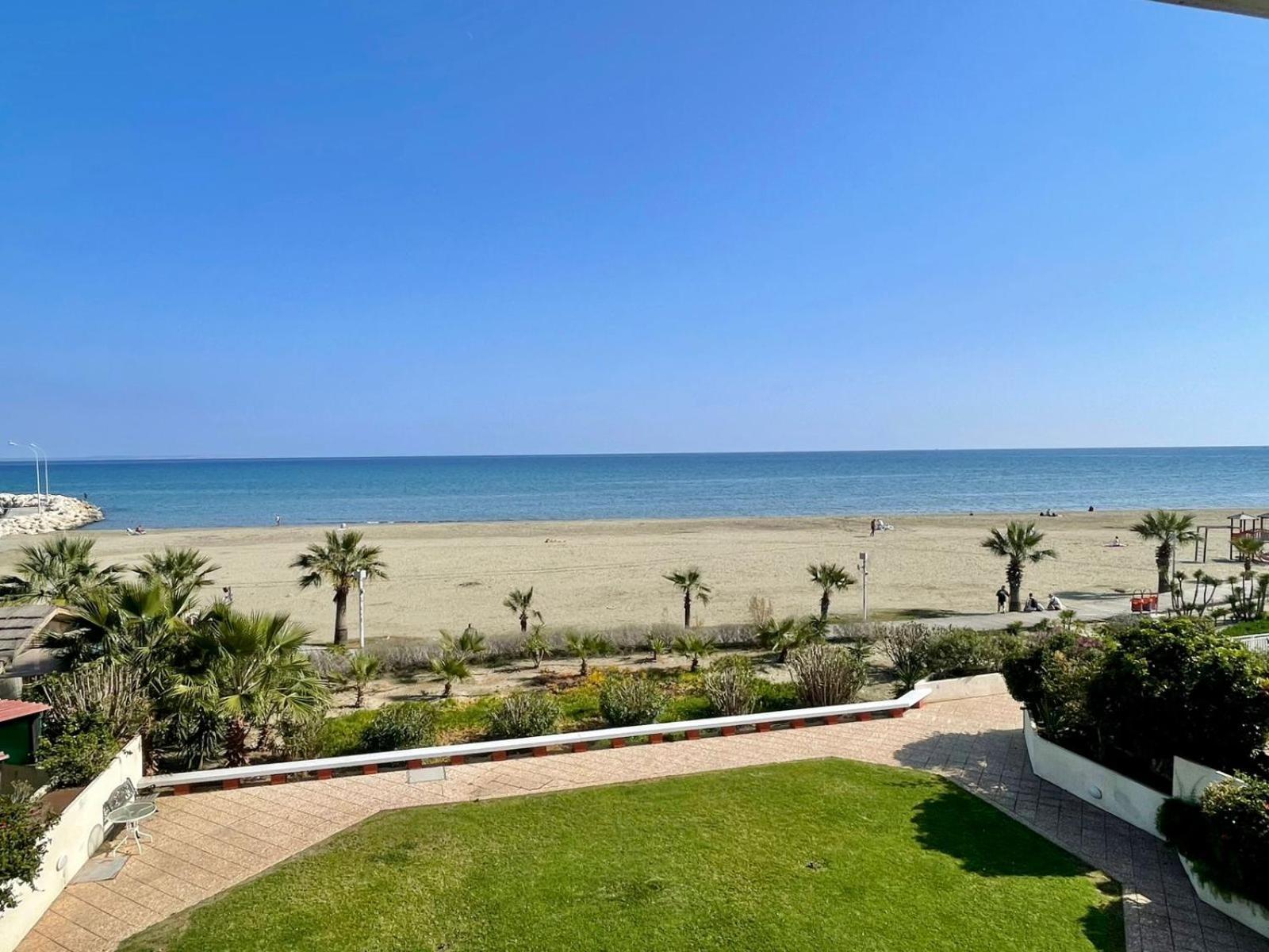 Sea View Suite In Makenzy 라르나카 외부 사진